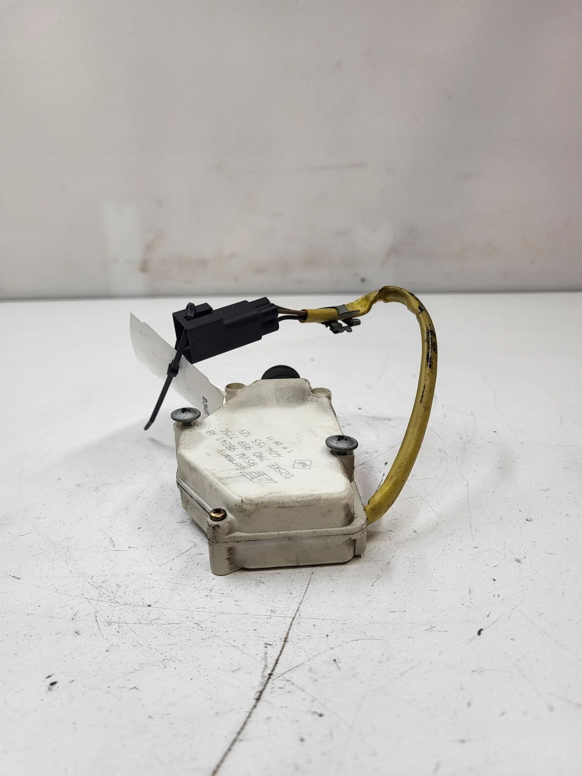 Ford Galaxy 2001 Serrure trappe carburant 7M0959775C image 3