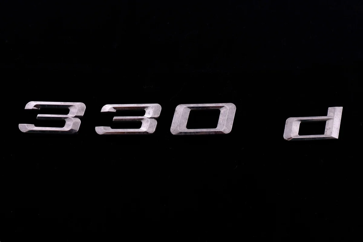 BMW 330d E91 Emblema Bagagliaio Posteriore image 2