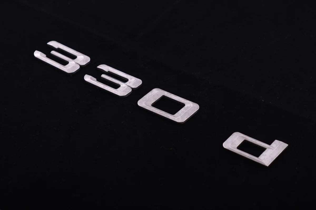 BMW 330d E91 Emblema Bagagliaio Posteriore image 3