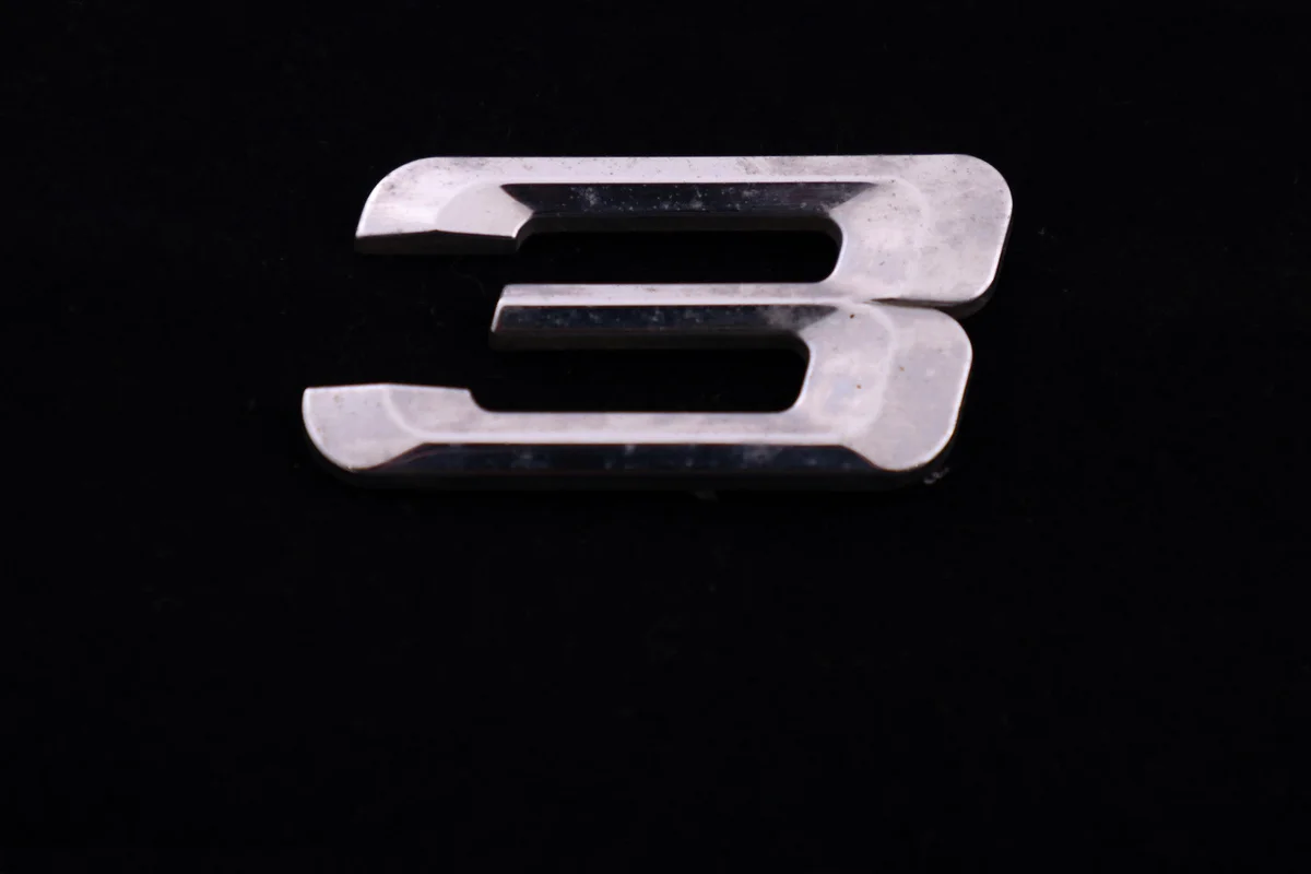 BMW 330d E91 Emblema Bagagliaio Posteriore image 5