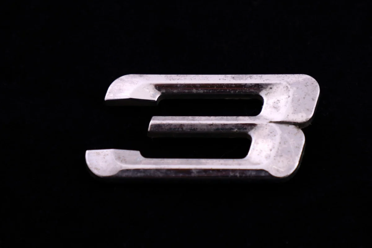 BMW 330d E91 Emblema Bagagliaio Posteriore image 6