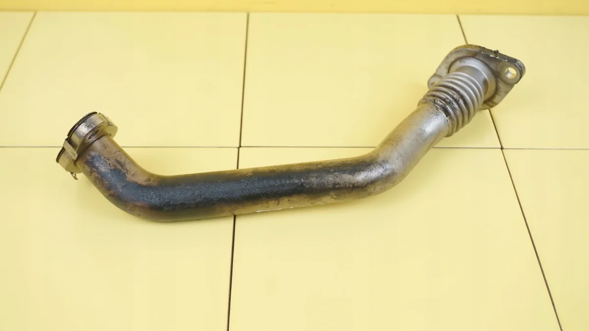 Volvo EGR Rohr D4204T5 32SP582RURAEGR gebraucht image 3