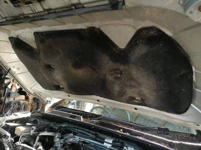 Nissan Navara D23 konepellin äänieristys