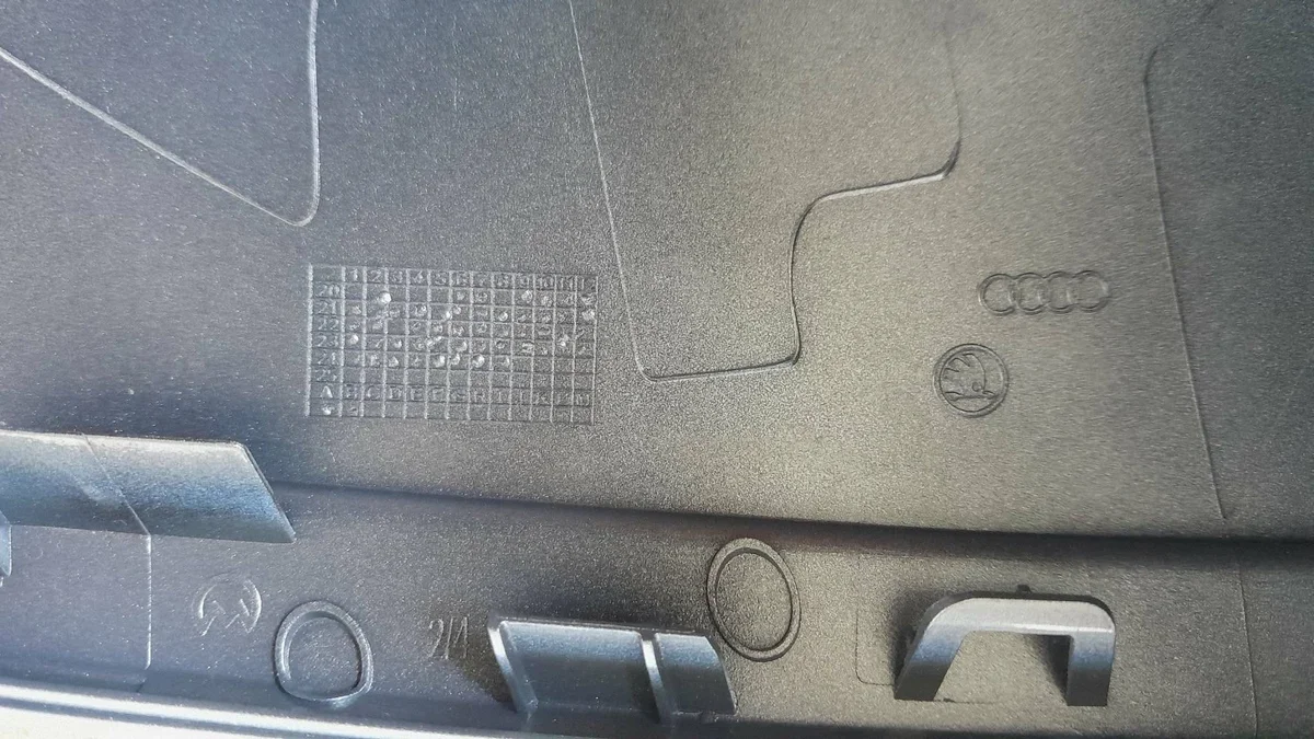 Skoda Enyaq IV peilinkotelo vasen hopea image 7