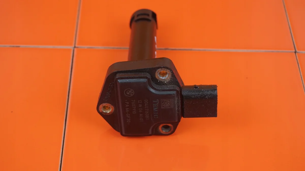 BMW E90 E60 Oil Level Sensor 7607910 image 4