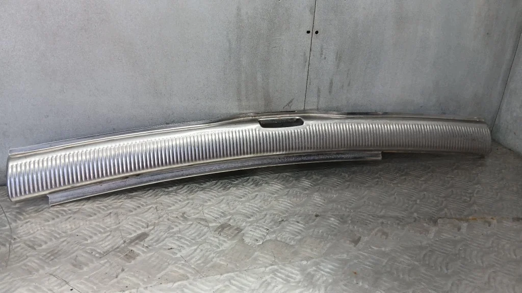 VW Passat B5 FL Kombi Trunk Trim Strip