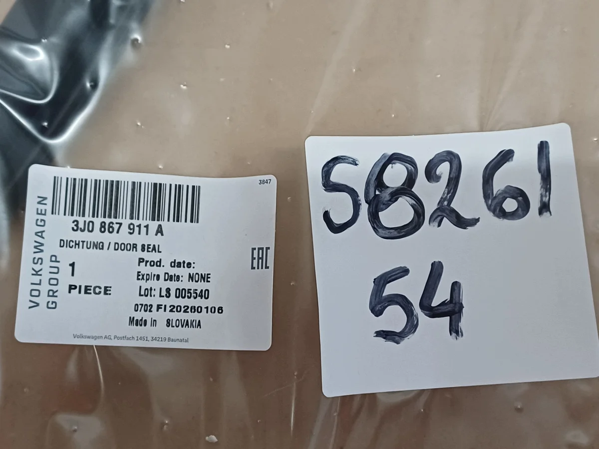 VW Passat B9 tiiviste, etuovi, käytetty image 3