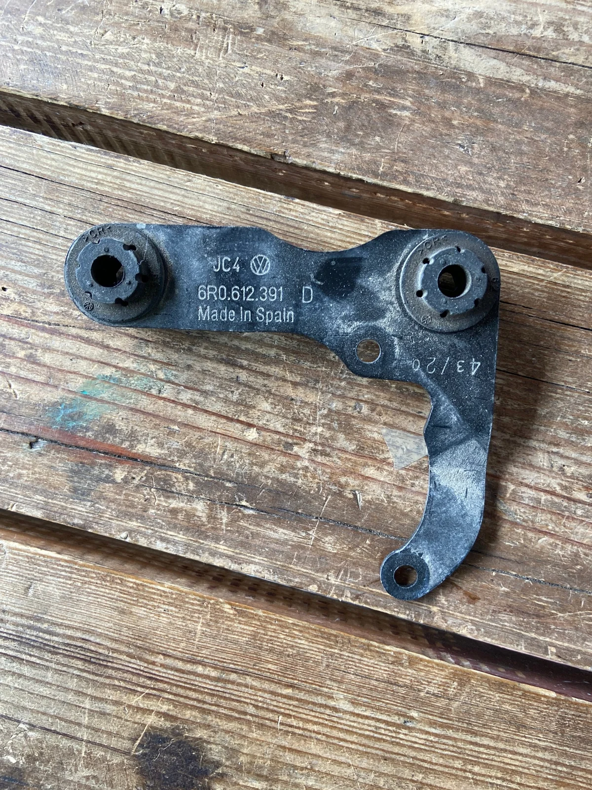Soporte Bomba Vacío Audi OE 6R0612391D Usado