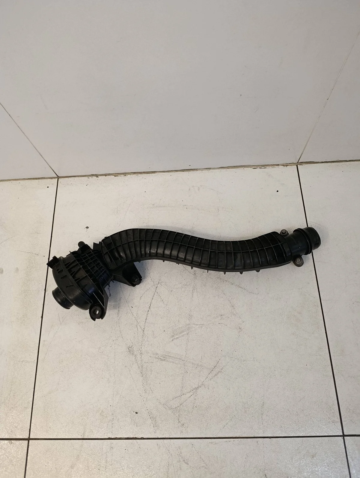 Putki välijäähdyttimelle Mercedes W247 A6540980107