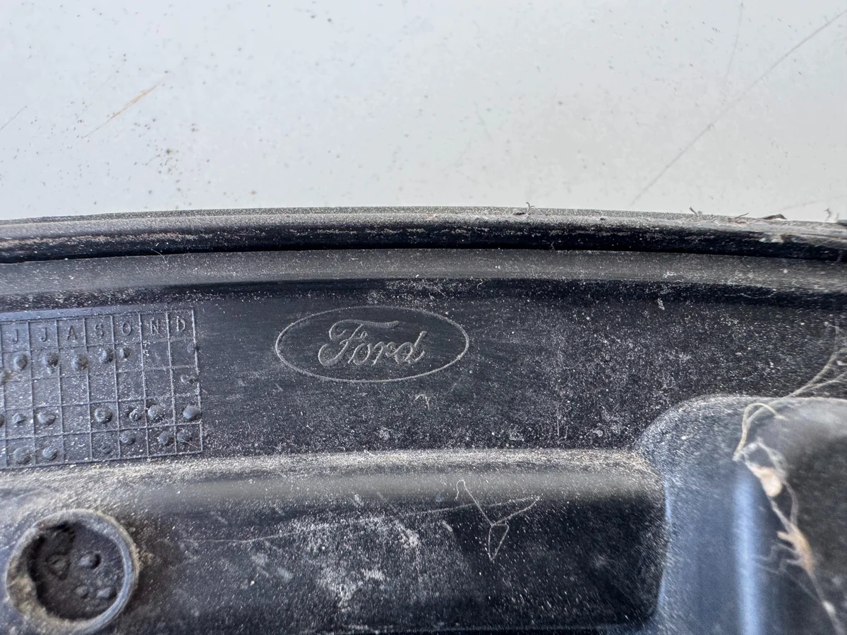 Ford Kuga II etulokasuojahelma oikea image 6