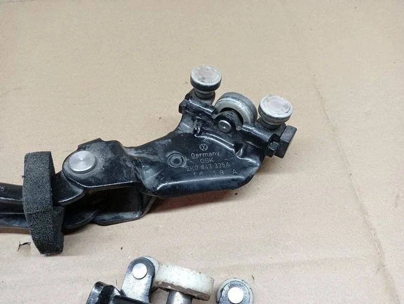 Rolgeleider Deur Links VW Caddy 2K0843335A image 3