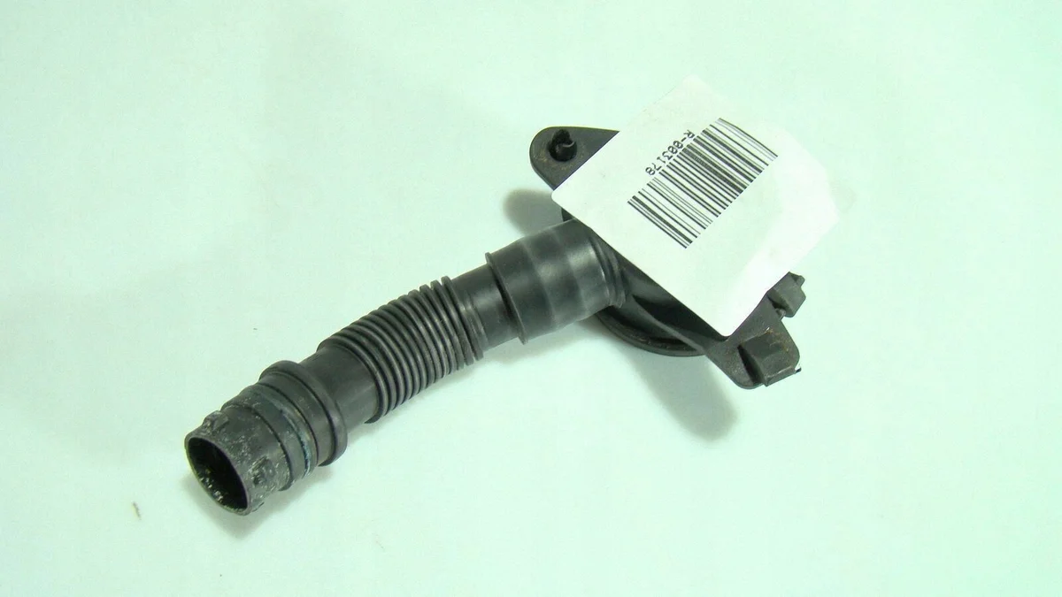 BMW 3 F30 F31 F35 Spritzertankrohr 61667241664 image 3