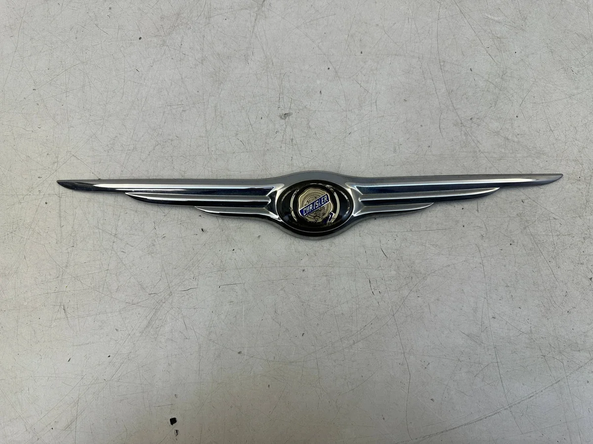 Chrysler 300C Emblem Kofferraumdeckel 04805988A