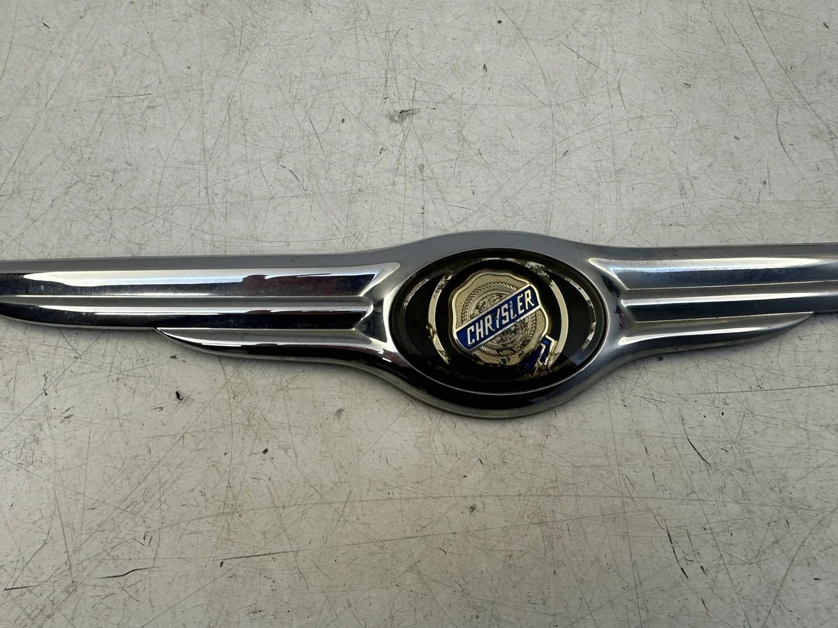 Emblema Chrysler 300C 05-10 Maletero Usado image 3