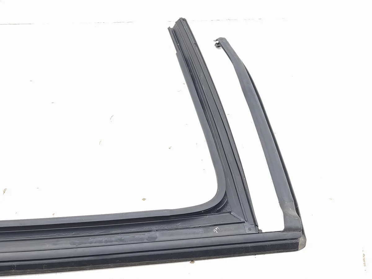 Joint de vitre arrière Skoda Enyaq iV 5LG839432D image 6