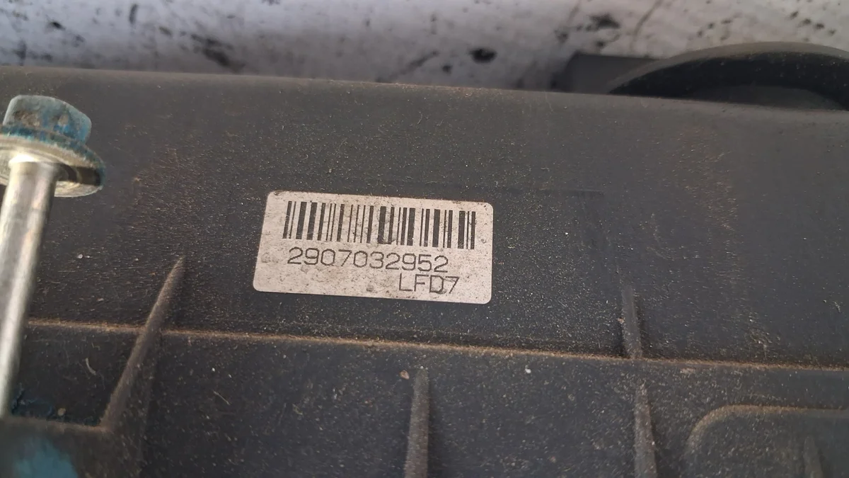 Tapa de válvulas Mazda 5 I 1.8 16V usada image 3