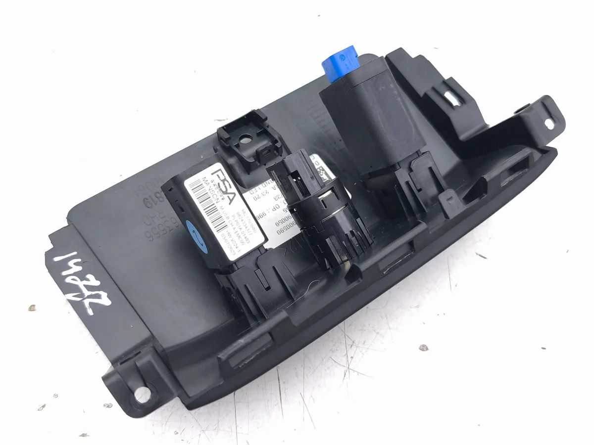 Jeep Avenger USB-uttag 9821703980 image 4