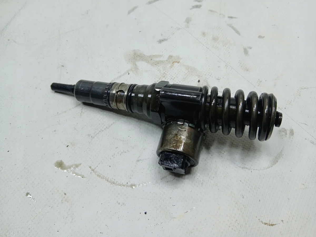 Inyector Audi A3 8P 2.0 TDI 03G130073B image 3