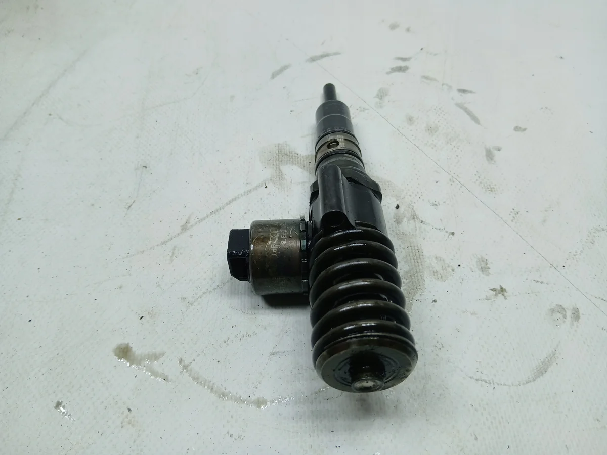 Inyector Audi A3 8P 2.0 TDI 03G130073B image 4