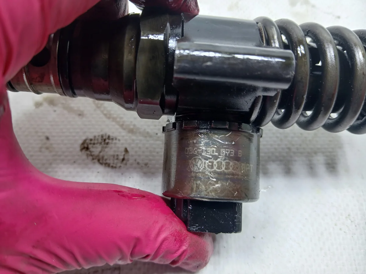 Inyector Audi A3 8P 2.0 TDI 03G130073B image 5