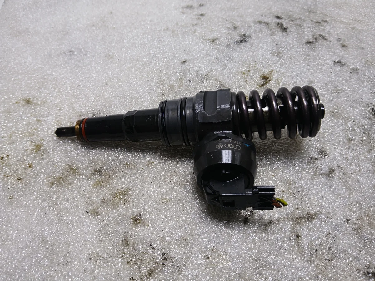 Inyector Bomba Audi A3 VW Passat 2.0 TDI image 3