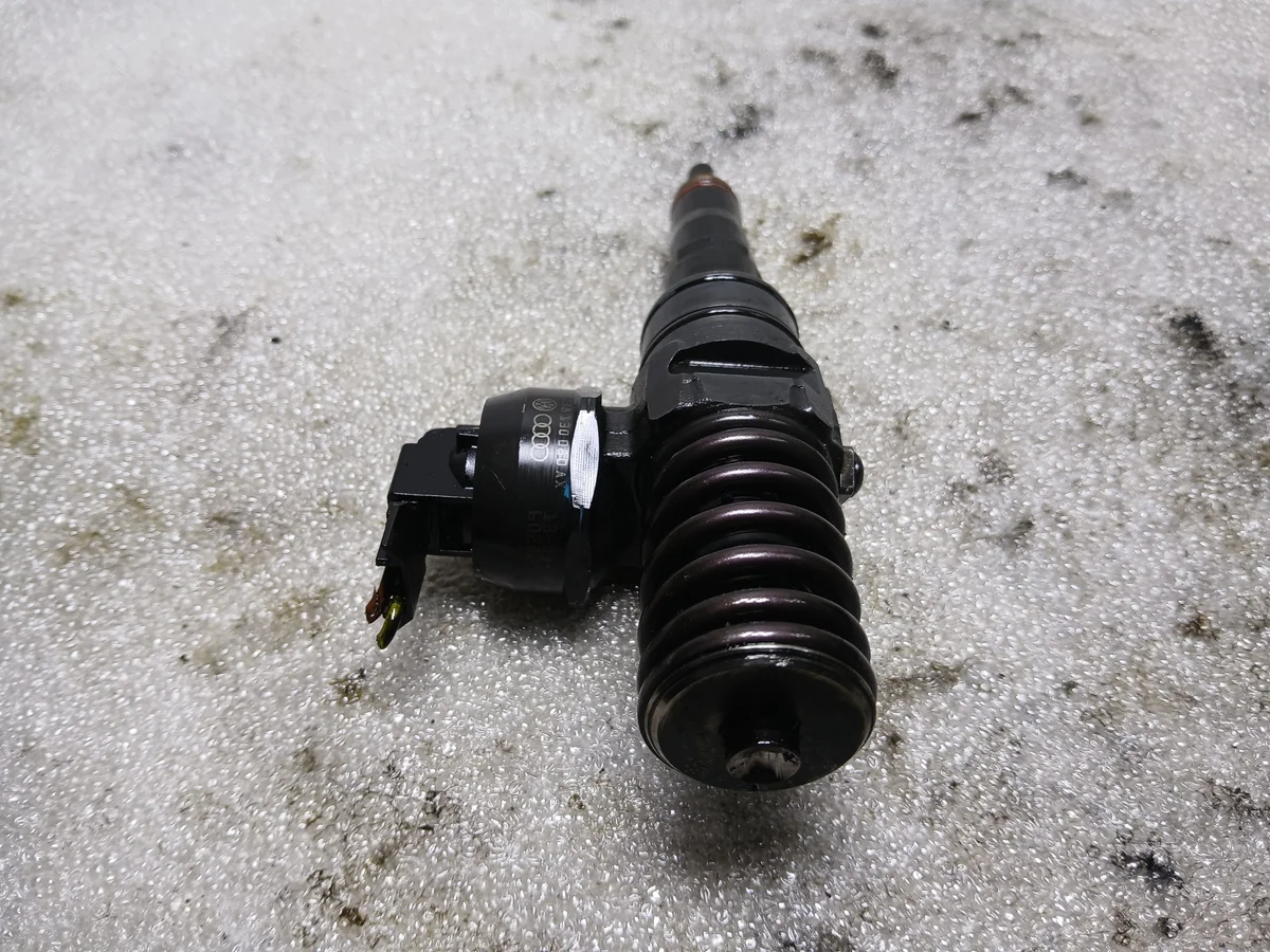 Inyector Bomba Audi A3 VW Passat 2.0 TDI image 4