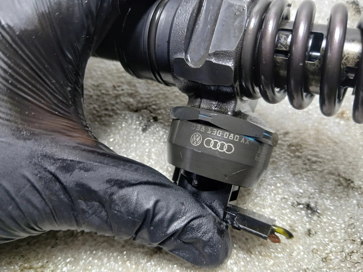 Inyector Bomba Audi A3 VW Passat 2.0 TDI image 5