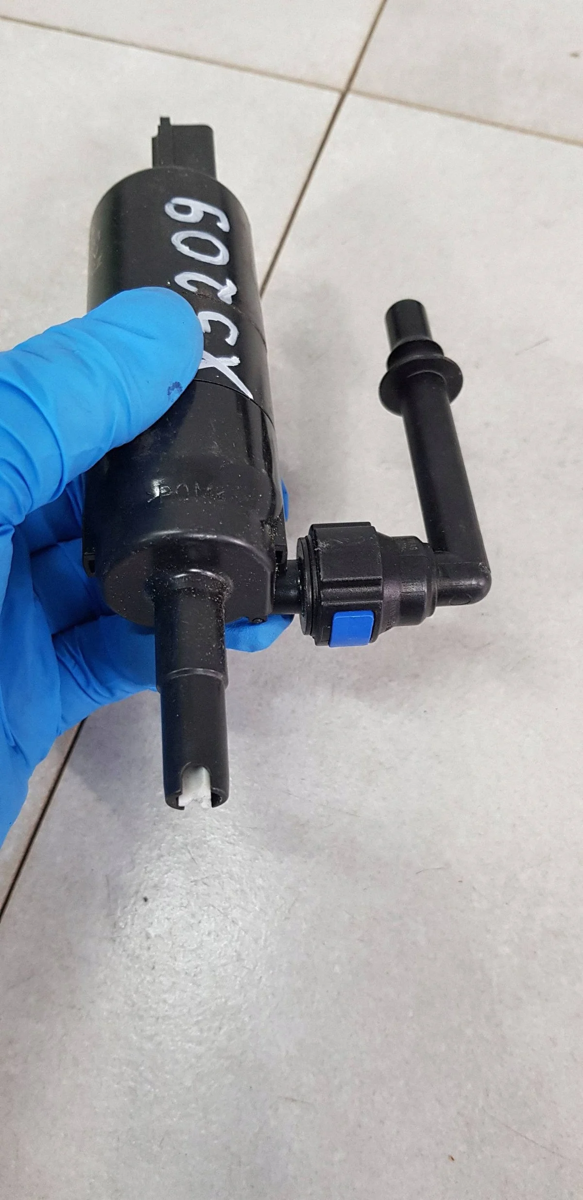 VW Passat B7 Scheibenwaschpumpe 6R0955681 image 3