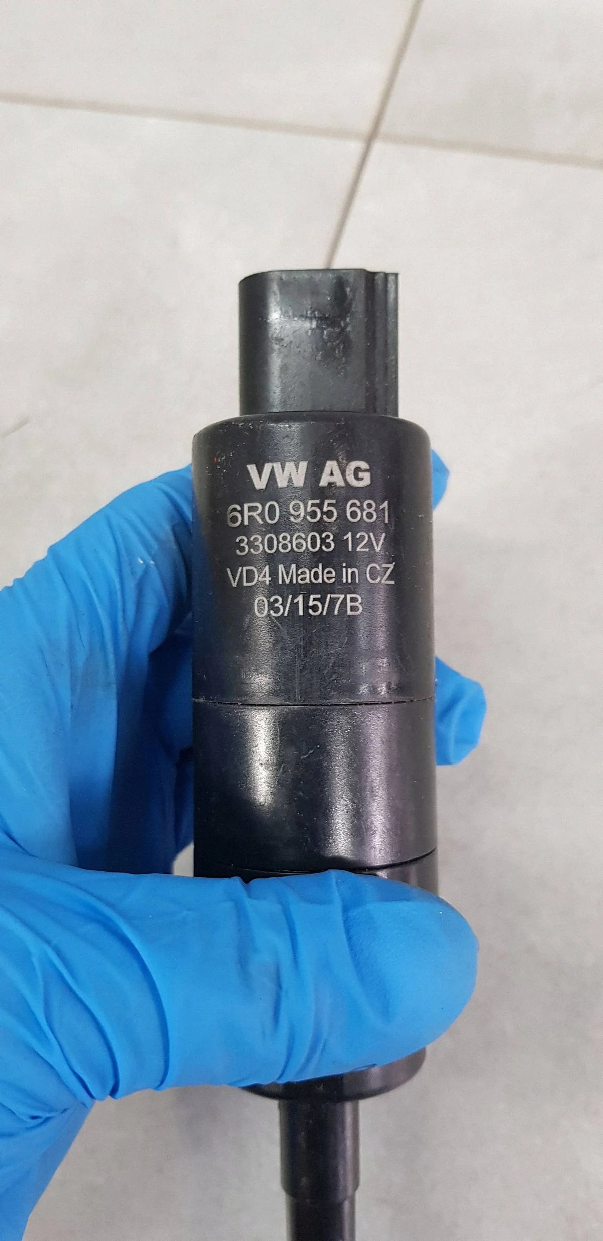 VW Passat B7 Scheibenwaschpumpe 6R0955681 image 5