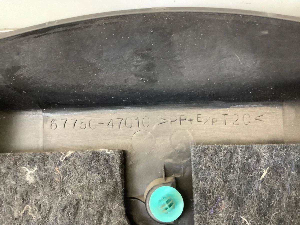 Toyota Prius NHW20 Kofferraumklappenverkleidung image 4