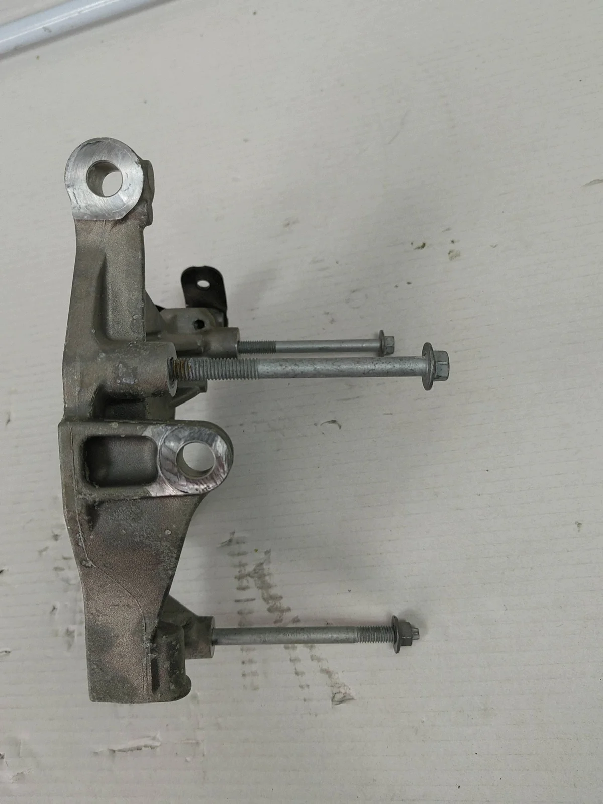 Support compresseur clim Renault Kangoo III E-TECH image 3