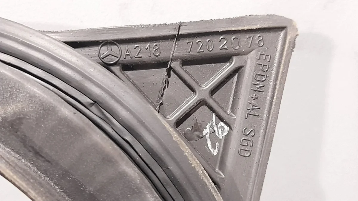 Tätningslist dörr fram höger CLS C218 image 4