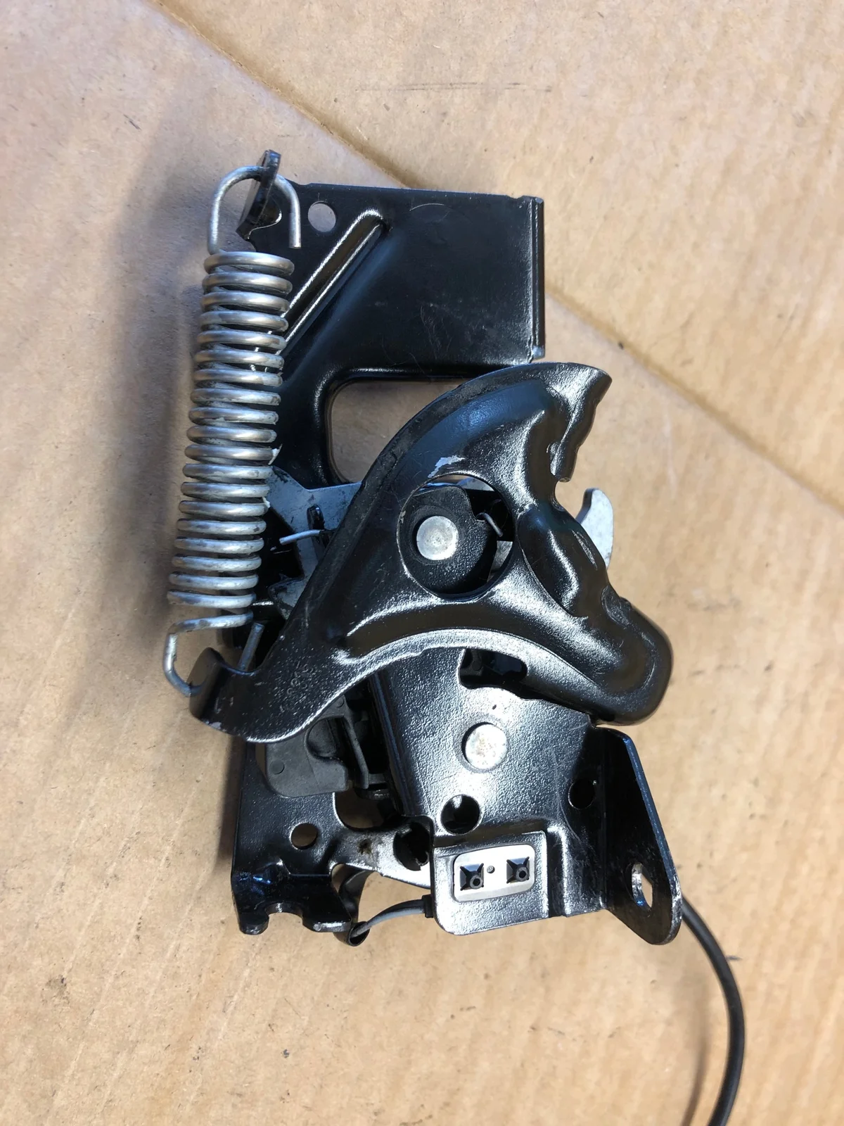 BMW F20 F21 F22 F23 F30 Schloss Motorhaube Links image 4