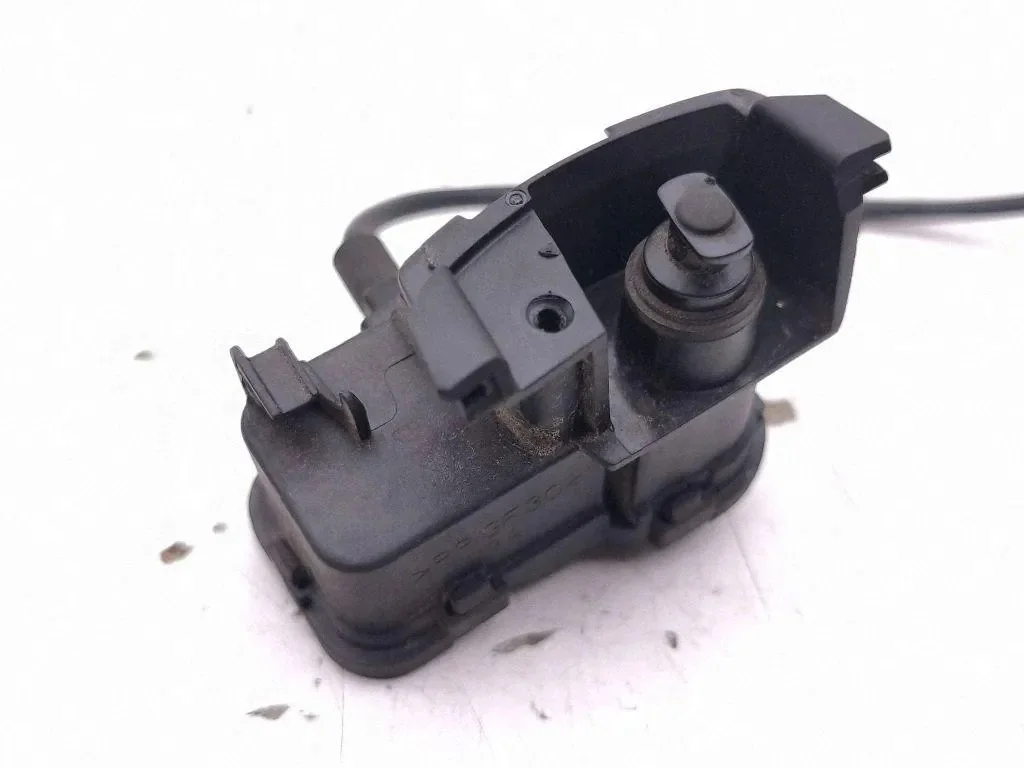 Volkswagen Golf VIII 2020 Attuatore sportello carburante