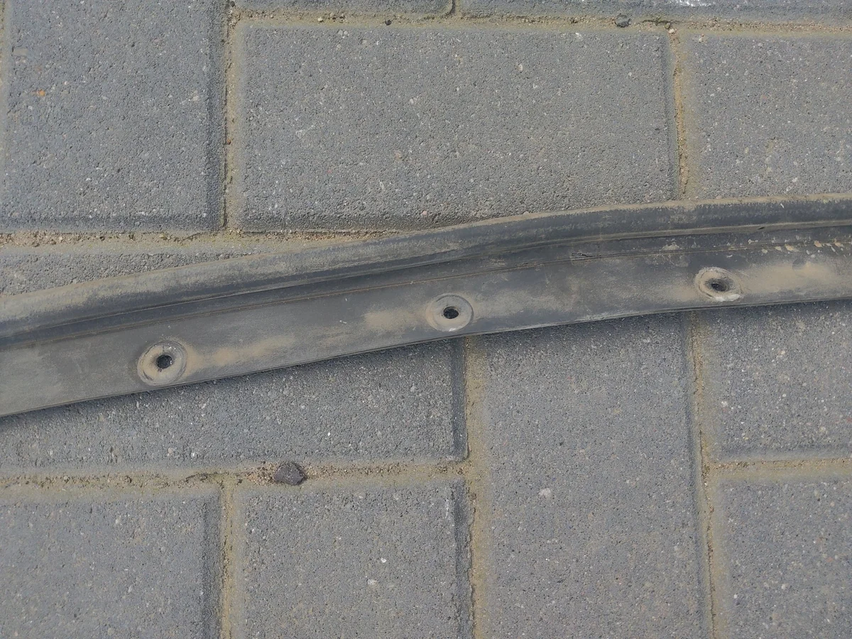 Dodge RAM IV 09- Dichtungslippe Haube image 3