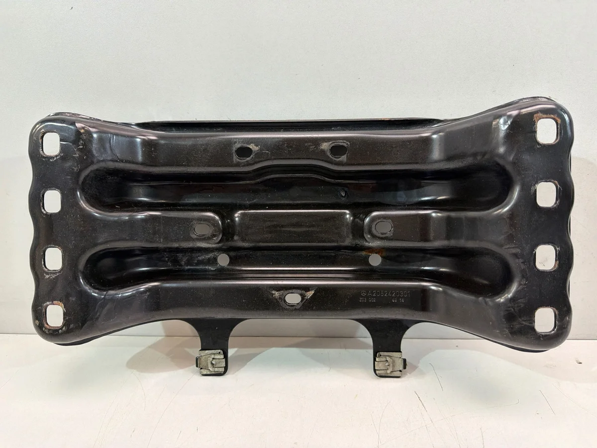 Mercedes C300 W205 Skydd Chassi A2052420301