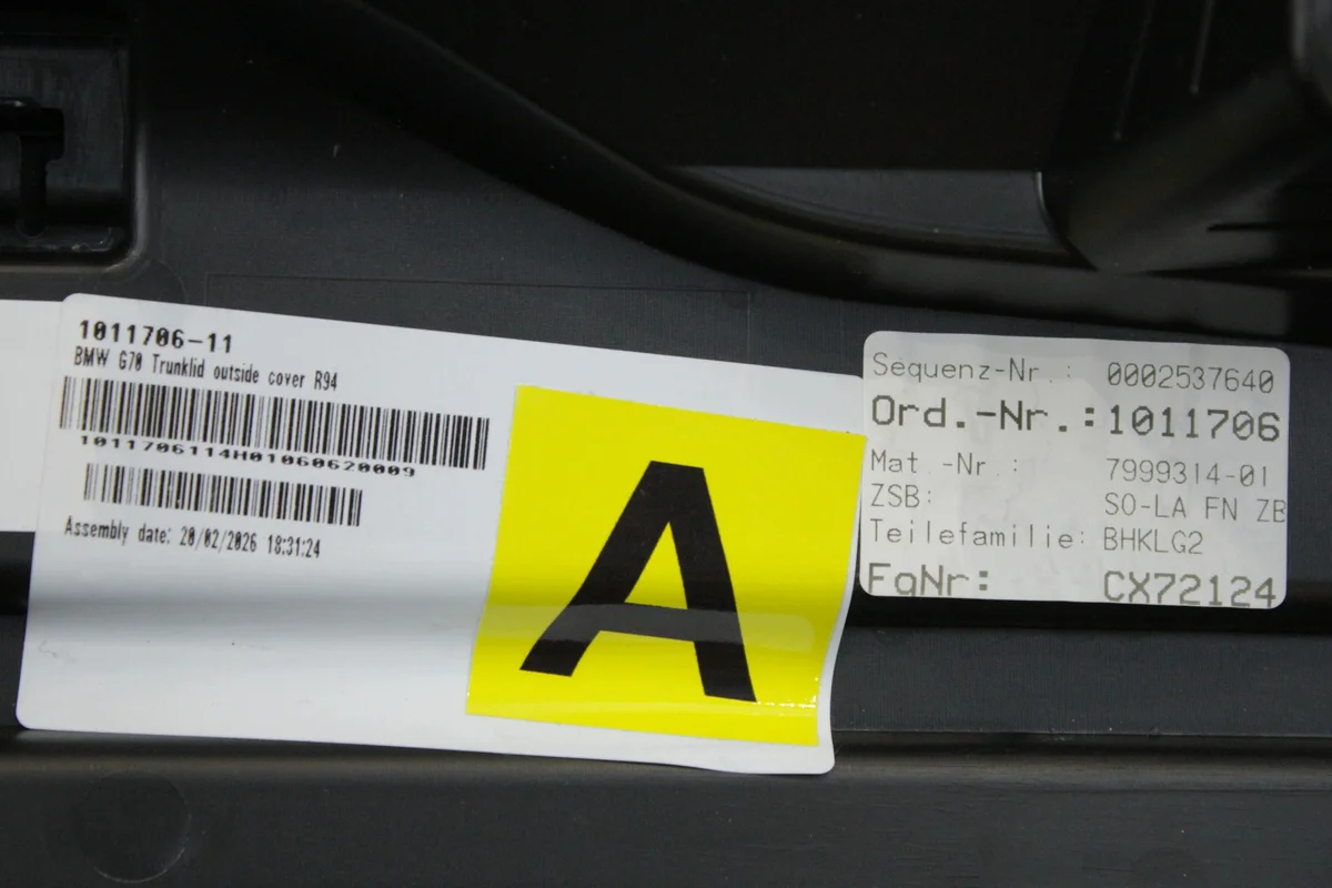 BMW G70 R94 Zierleiste Heckklappe Dunkelgrün gebraucht image 5