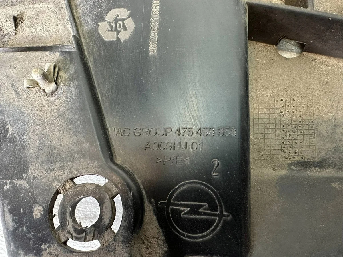 Cubierta Bajo Parachoques Opel Corsa F Usado image 3
