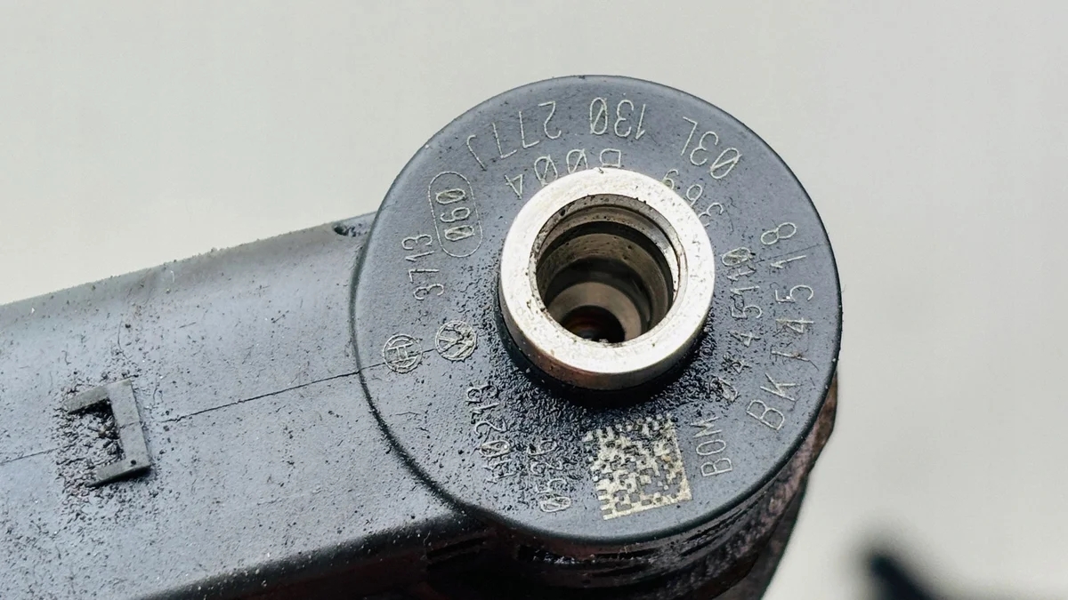 Injecteur Volkswagen Passat B7 0445010526 image 9