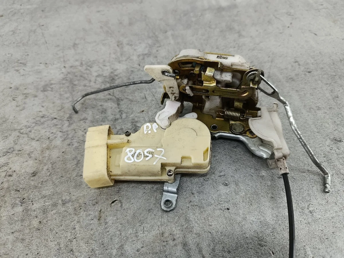 Dörrlås höger fram Toyota Yaris I FL image 3