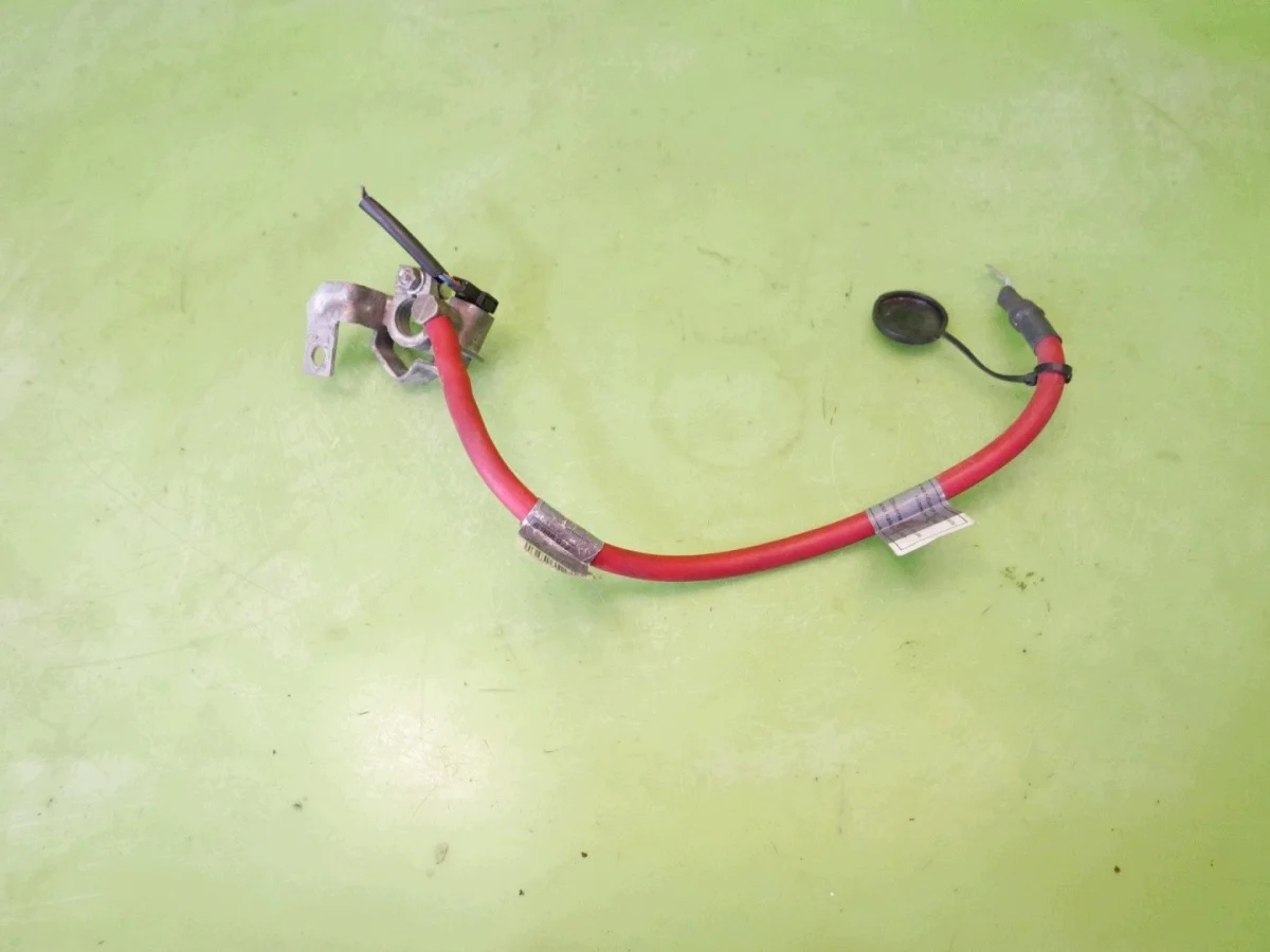 BMW E91 325d 3.0 D 04-08 Batteriepol image 5