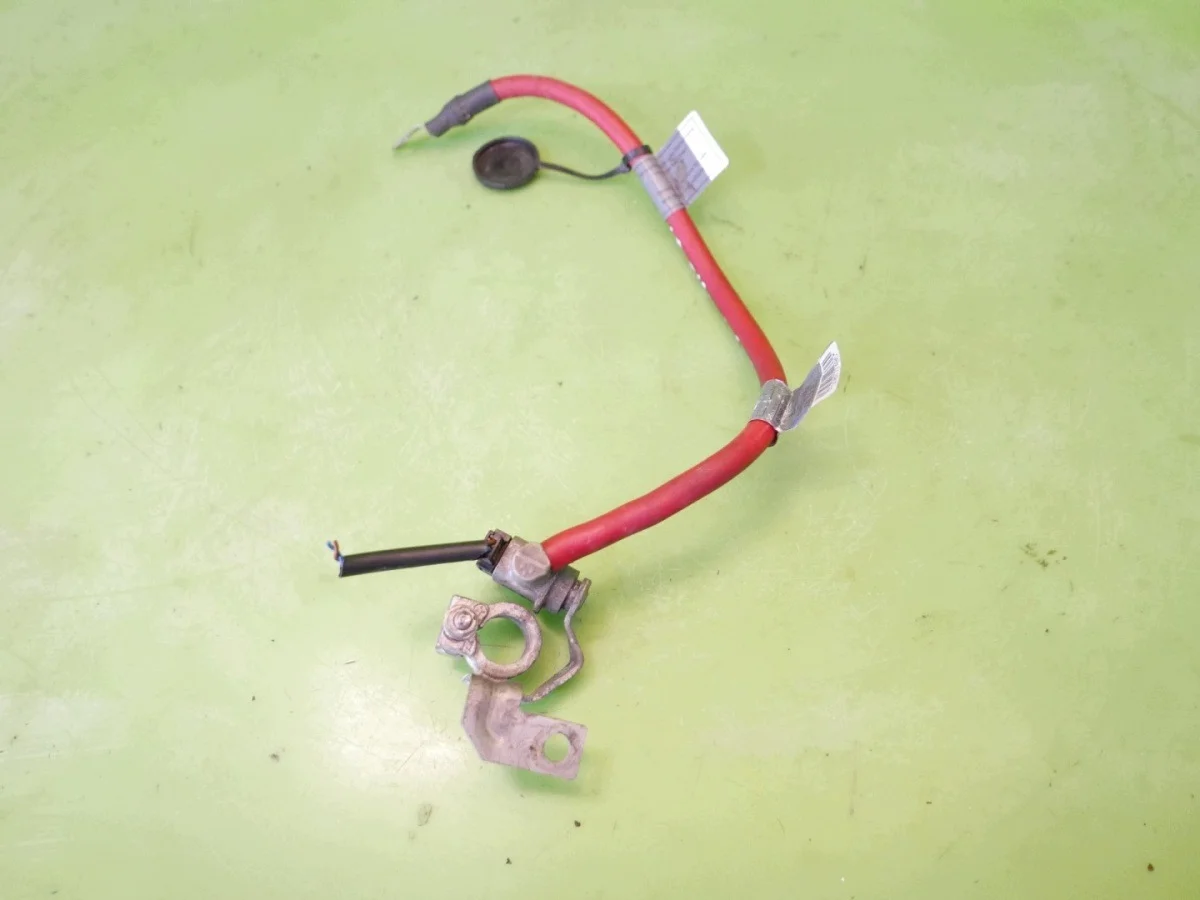 BMW E91 325d 3.0 D 04-08 Batteriepol image 6