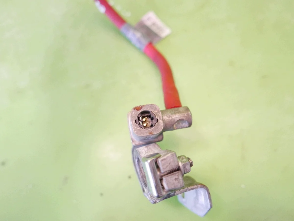 BMW E91 325d 3.0 D 04-08 Batteriepol image 7