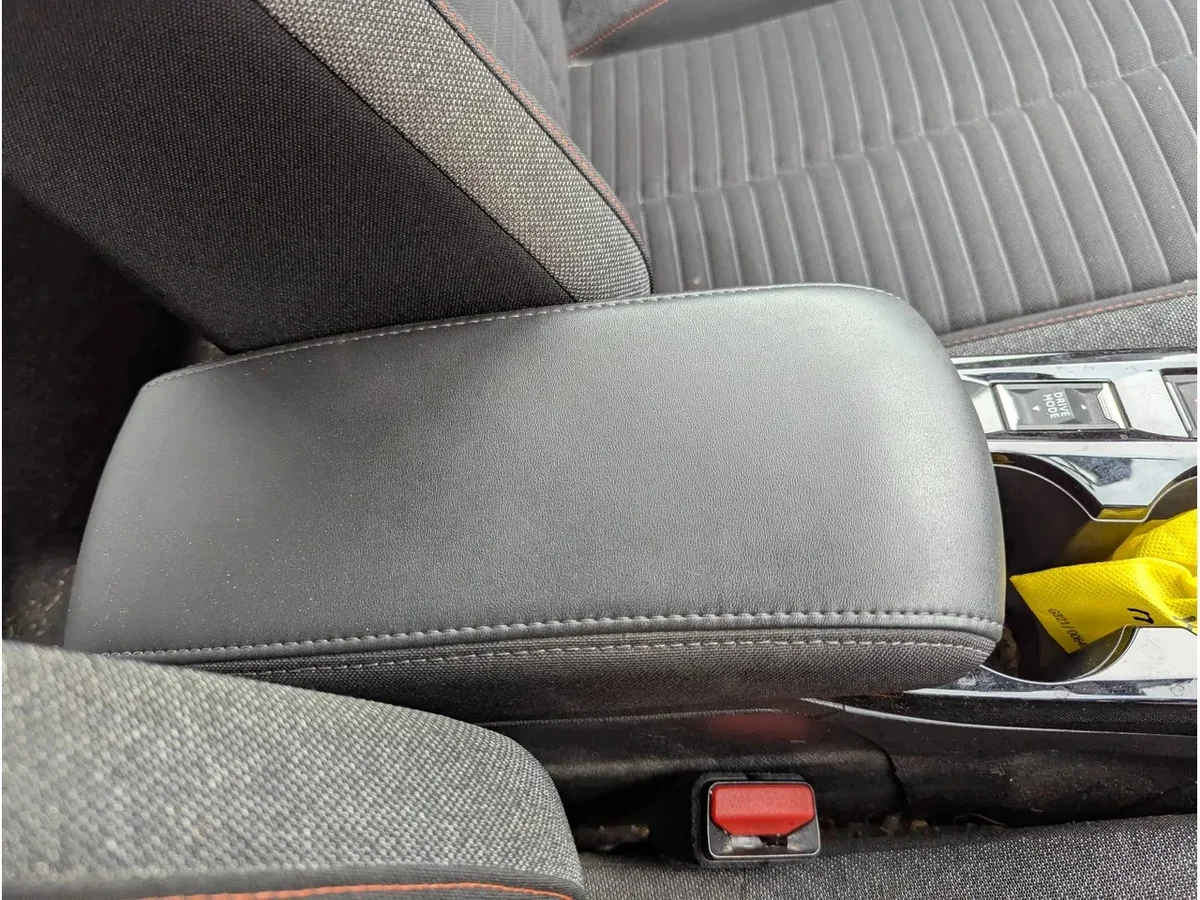 Peugeot 2008 Mittkonsol Armstöd Mk2 P24