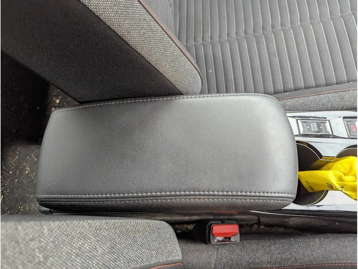 Reposabrazos Peugeot 2008 MK2 P24 Usado image 3