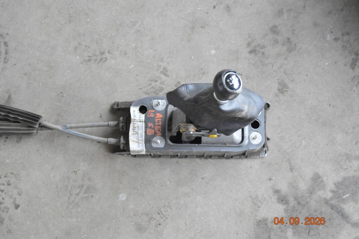 Palanca de cambios SEAT Leon II 1K0711049AS Usada
