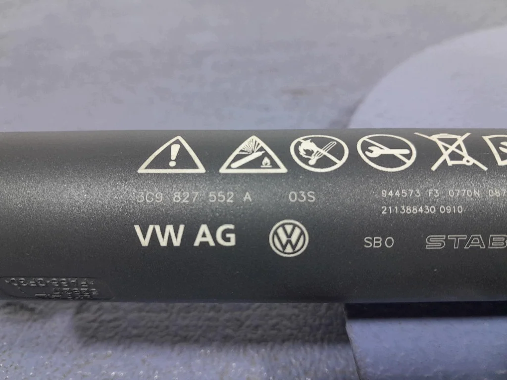 VW Passat B8 Lift 19- Klappe Gasdruckfeder 3G9827522A image 5