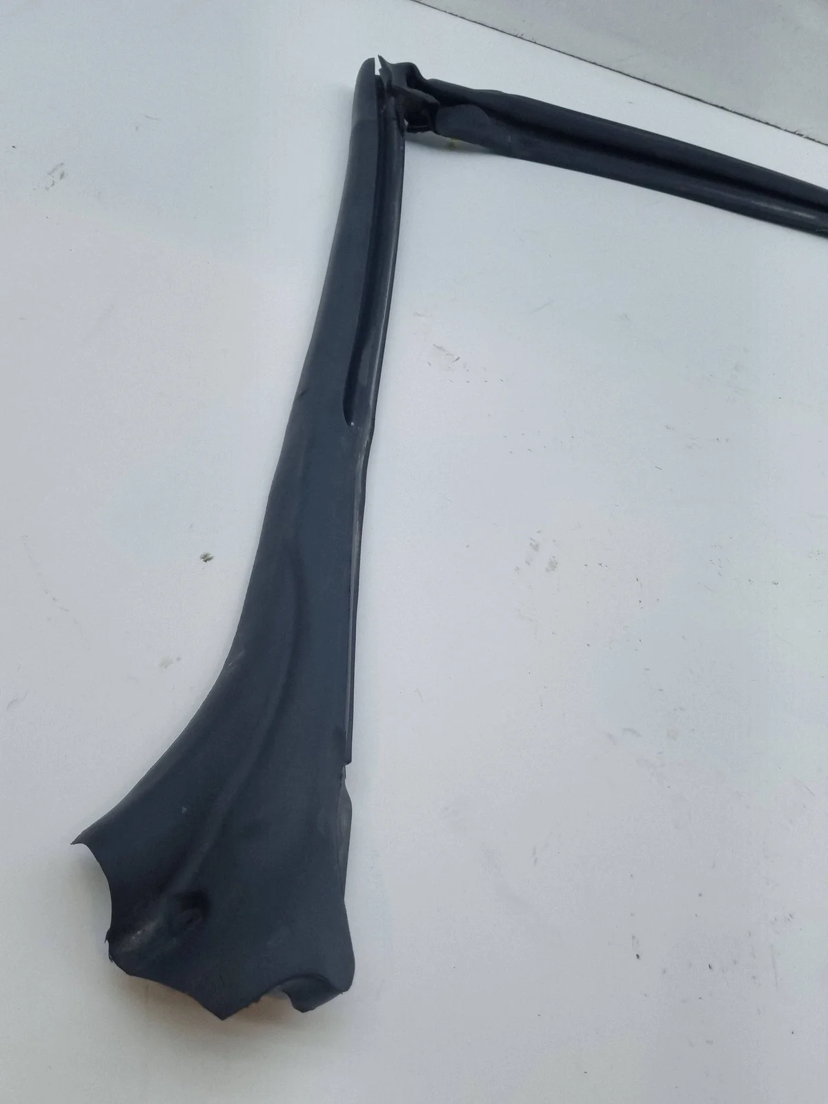 Used Coupe Windshield Seal FR3B7652252 image 3