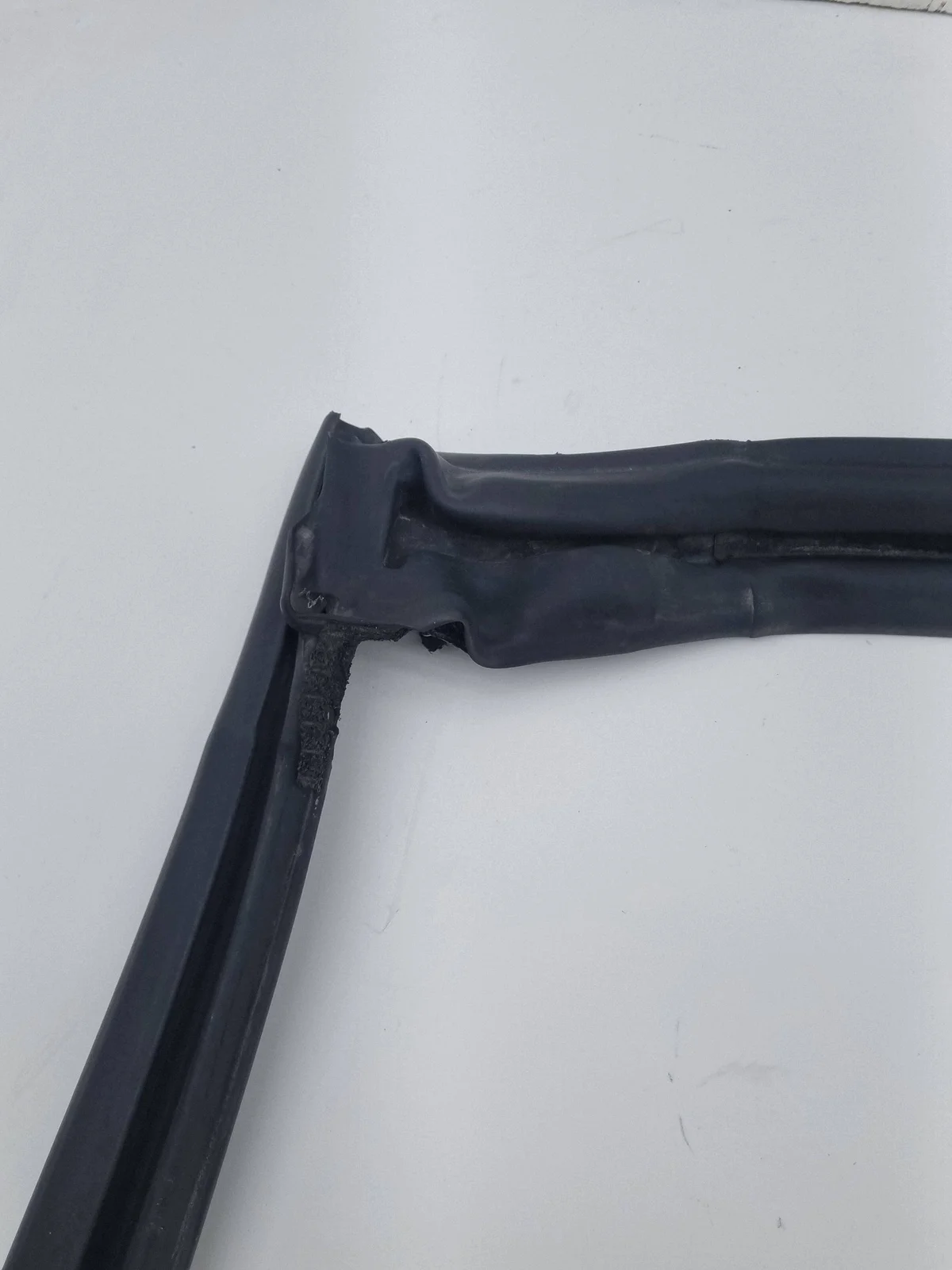 Used Coupe Windshield Seal FR3B7652252 image 4