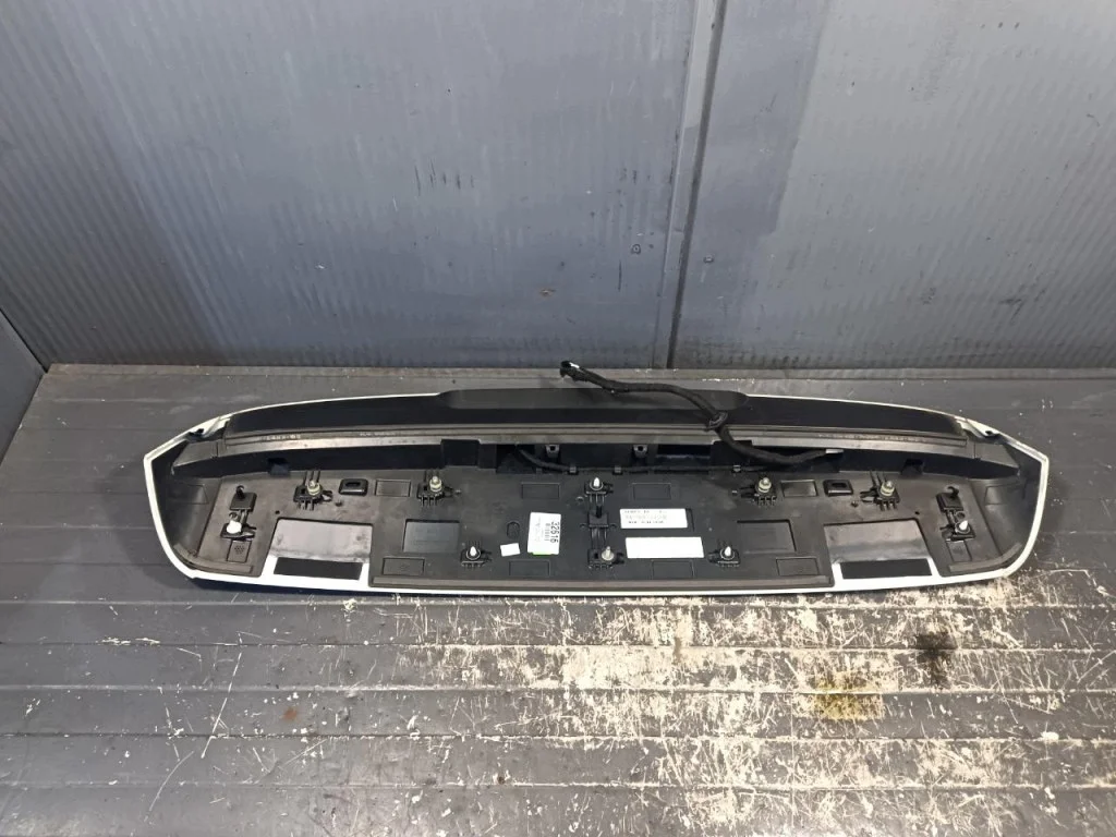 VW Golf 8 Spoiler Heckklappe 5H9827933A image 4